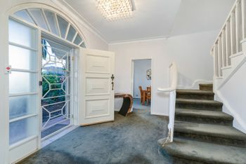 Spacious 4 Bedroom House The Hill - Hotel Accommodation 2