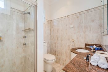 Spacious 4 Bedroom House The Hill - Hotel Accommodation 1