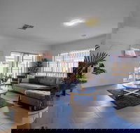 Big Family Fun 4 Bedrooms House in Point Cook - Hotel Accommodation