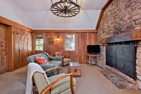 Crackenback Cottage 1884 - Hotel Accommodation 1