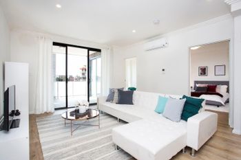 Designer Executive Apartment + Parking Near Train - Hotel Accommodation 0