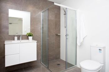 Designer Executive Apartment + Parking Near Train - Hotel Accommodation 6