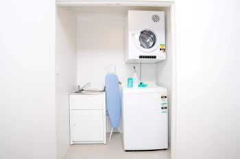 Designer Executive Apartment + Parking Near Train - Hotel Accommodation 4