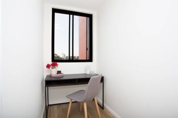 Designer Executive Apartment + Parking Near Train - Hotel Accommodation 1