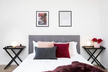 Designer Executive Apartment + Parking Near Train - Hotel Accommodation 5