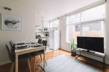 Cosy Melbourne Apartment Close To CBD - Hotel Accommodation 0