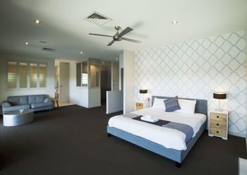 Gold Coast Luxury Waterfront House - Hotel Accommodation 5