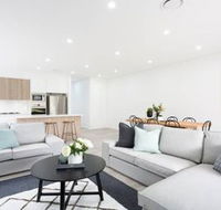 5 Bedroom Sydney Mansion with Parking - Hotel Accommodation