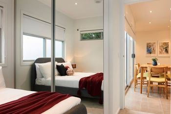 Open & Flowy 1 Bedroom Apartment In Chadstone - Hotel Accommodation 4