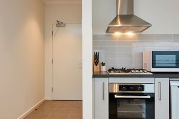Open & Flowy 1 Bedroom Apartment In Chadstone - Hotel Accommodation 1