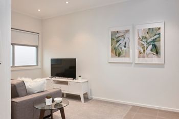 Open & Flowy 1 Bedroom Apartment In Chadstone - Hotel Accommodation 3