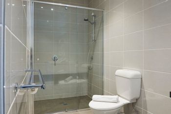 Open & Flowy 1 Bedroom Apartment In Chadstone - Hotel Accommodation 5