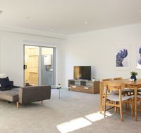 Spacious  Bright 1 Bedroom Apartment - Hotel Accommodation