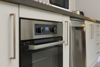 Spacious & Bright 1 Bedroom Apartment - Hotel Accommodation 3