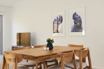 Spacious & Bright 1 Bedroom Apartment - Hotel Accommodation 4