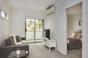 Bright & Updated 1 Bedroom Apartment - Hotel Accommodation 0