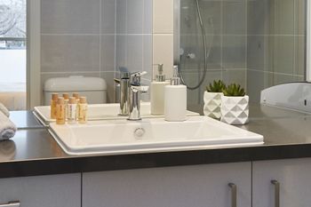 Bright & Updated 1 Bedroom Apartment - Hotel Accommodation 1