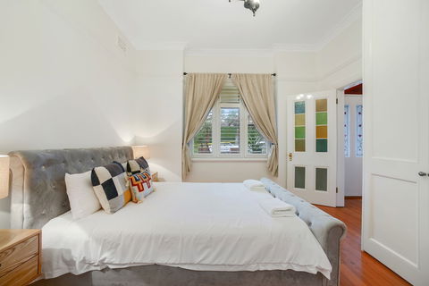 HomeHotel LuxuryHome 500m Crows Nest Shops - Hotel Accommodation 1