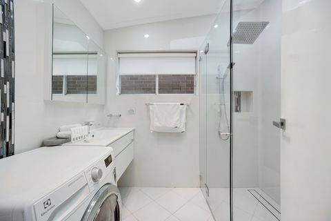 HomeHotel LuxuryHome 500m Crows Nest Shops - Hotel Accommodation 2