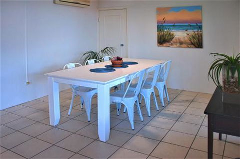Seacrest Beachfront Holiday Apartments - Hotel Accommodation 4