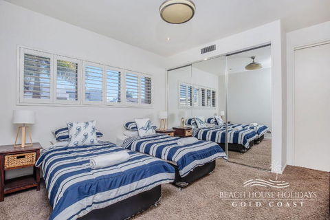 Absolute Beachfront Holiday House - Hotel Accommodation 1