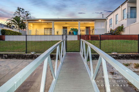 Absolute Beachfront Holiday House - Hotel Accommodation 5