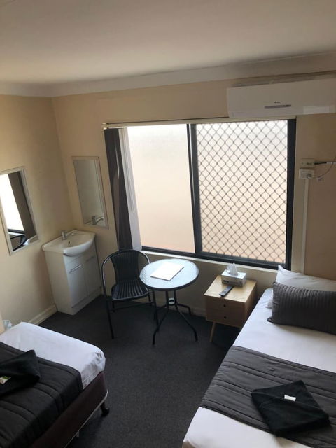 Kingsford Riverside Inn - Hotel Accommodation 2