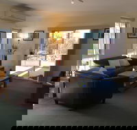 Lyreen's Apartment BB - Hotel Accommodation