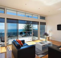 Penguin Waterfront Escape - Hotel Accommodation