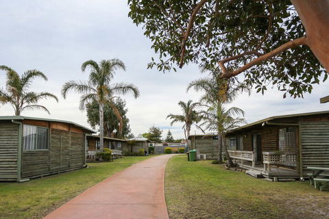 Lazy Acre Log Cabins - Hotel Accommodation 1