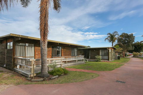 Lazy Acre Log Cabins - Hotel Accommodation 2