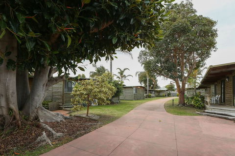 Lazy Acre Log Cabins - Hotel Accommodation 4
