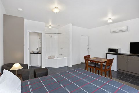 A1 Motels Port Fairy Motel And Apartments - Hotel Accommodation 7