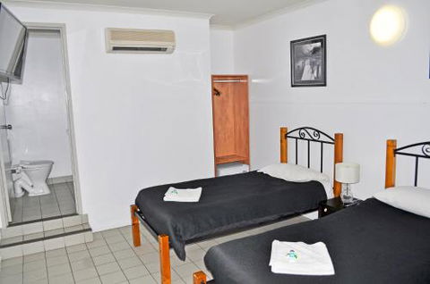 Airlie Waterfront Accommodation - Hotel Accommodation 6