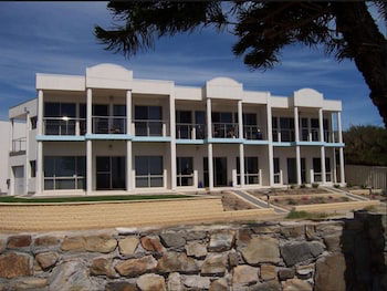 Christies No 1 Esplanade - Hotel Accommodation 5