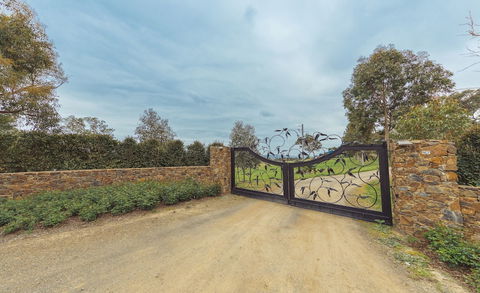 Outlook Hill Vineyard Cottages - Hotel Accommodation 0