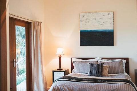 Outlook Hill Vineyard Cottages - Hotel Accommodation 6