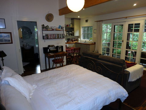 Stones Throw Cottage Bed & Breakfast - Hotel Accommodation 1