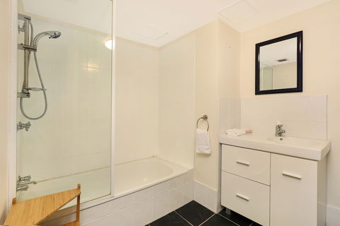 Palmerston Tower Holiday Apartments - Hotel Accommodation 4