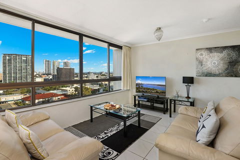 Palmerston Tower Holiday Apartments - Hotel Accommodation 3
