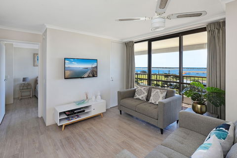 Palmerston Tower Holiday Apartments - Hotel Accommodation 2