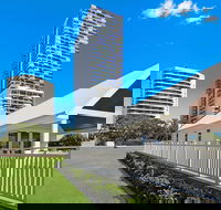 Palmerston Tower Holiday Apartments - Hotel Accommodation