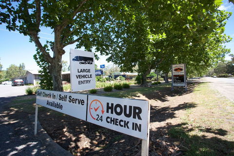 Castle Creek Motel - Hotel Accommodation 0