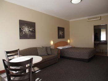 Golden Guitar Motor Inn - Hotel Accommodation 4