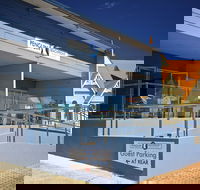 Penguin Beachfront Apartments - Hotel Accommodation