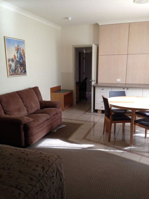 Francis Phillip Motor Inn - Hotel Accommodation 4