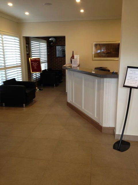 Francis Phillip Motor Inn - Hotel Accommodation 3