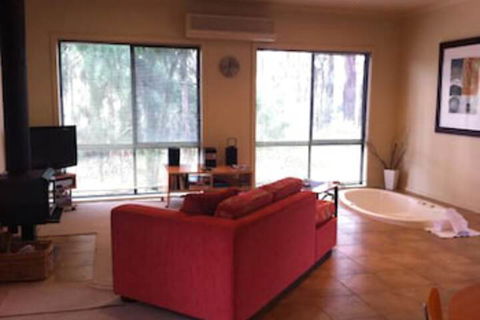 Idyllic Retreat For 4 People In Beautiful Otway Ranges, Recharge & Refresh In Hot Tub - Hotel Accommodation 5