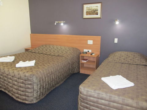 Sun Palms Motel - Hotel Accommodation 3