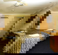 Sun Palms Motel - Hotel Accommodation